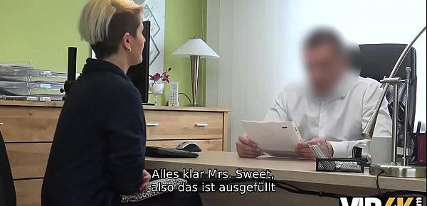 VIP4K. Verführerische Dame hat Sex mit Kreditvermittler, um ihr Geschäft
